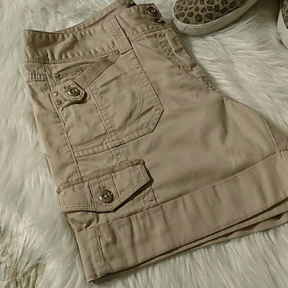 White House Black Market Casual Tan Safari Shorts With Cuff Gold Details Size 4 - Picture 3 of 7